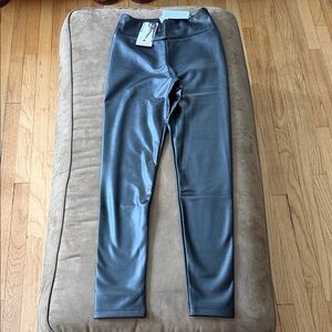 Women's Skinny Jeans in Black